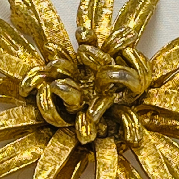 Vintage Coro gold tone huge flower brooch/pin. - Picture 2 of 7